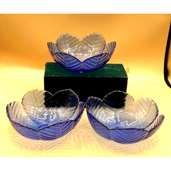 Vintage Clear Cobalt Blue Cabbage Leaf Serving Bowls 7.5" Pressed Glass set of 3 - Picture 3 of 4